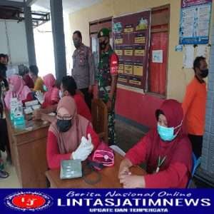 Pastikan Aman Dan Lancar, Babinsa Posramil Karanganyar Dampingi Pembagian BLT Dana Desa Tahun 2022