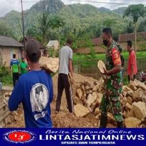 Kerja Bakti Warga dan Babinsa Koramil 0801/03 Arjosari, Tingkatkan Kesejahteraan Warga