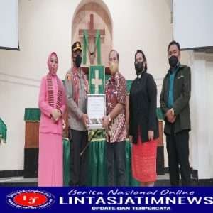 Jaga Toleransi dan Kebersamaan Antara Umat Beragama, Jelang Hari Bhayangkara ke-76 Polrestabes Surabaya Salurkan Bantuan Sosial