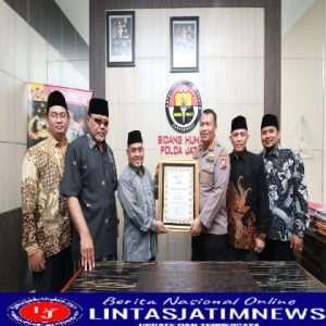 HUT Bhayangkara ke 76 Kabid Humas Polda Jatim Dapatkan Penghargaan Dari Pesantren Al Quran Nurul Falah