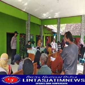 Babinsa Posramil Pitu Dampingi Pembagian BLT Dana Desa