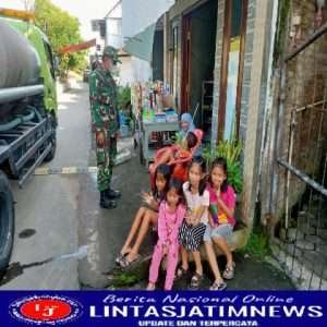 Pandemi Belum Usai, Bati komsos Bagikan Masker Dan Himbau Warga Patuhi Prokes