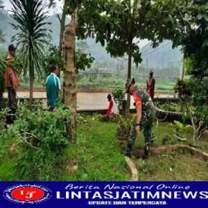 Ciptakan Lingkungan Sehat, Anggota Koramil 0801/01 Pacitan Bersihkan Taman  Dengan Warga