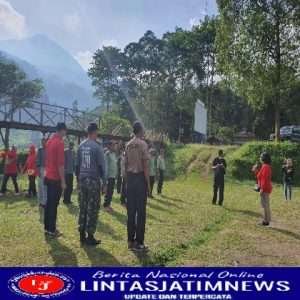 Babinsa Kemlayan Berikan Pembinaan, Pelatihan & Jalin Kekompakan Linmas