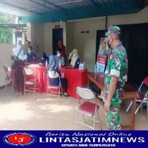 Kejar Cakupan Vaksinasi, Anggota Koramil Bersama Forkopincam Slogohimo Pantau Pelaksanaan Vaksin