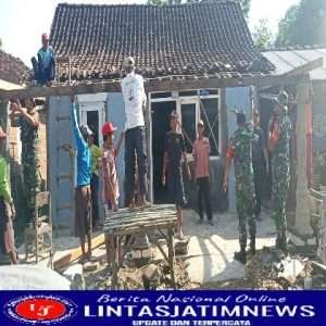 Anggota Koramil Kwadungan Gotong – Royong Bantu Perbaiki Rumah Warga