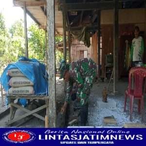 Semangat  Anggota Koramil 13/Kedunggalar Perbaiki Rumah Warga Tidak Layak Huni
