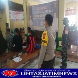 Pastikan Aman Dan Lancar, Babinsa Posramil Karanganyar Dampingi Pembagian BLT Dana Desa