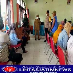 Amankan Vaksinasi Booster, Babinsa Koramil 0805/03 Geneng Tetap Jalani Protokol Kesehatan