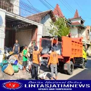 Inilah Aksi Sertu Harnawan Bantu Pembesihan Pasca Kebakaran