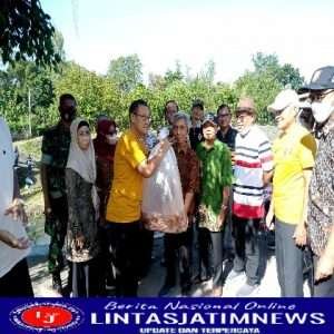 Lestarikan Populasi Ikan, Babinsa Sumber Bersama Dinas Pertanian Dan Ketahanan Pangan Tebar Benih Ikan