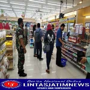 Penggunaan Masker Dilonggarkan Babinsa Purwosari Tetap Berikan Himbauan Prokes di Swalayan Indomaret