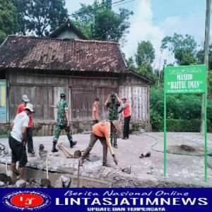 Babinsa Koramil Jogorogo Kerja Bakti Bangun Masjid