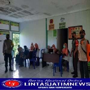 Cegah Penyebaran Covid 19, Babinsa Koramil Kwadungan Dampingi Kegiatan Vaksinasi