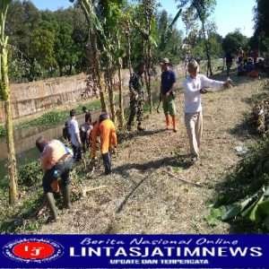 Bersama Staf Kelurahan Dan Tim Saberling Babinsa Sumber Laksanakan Kerja Bakti di Bantaran Sungai Gajah Putih