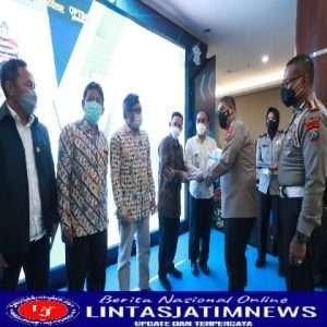 Dirlantas Polda Jatim Launching Buku Kumpulan Soal Ujian Teori SIM