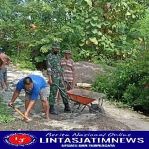 Babinsa Tempursari Turun Langsung Turut Pengecoran Jalan Berlubang