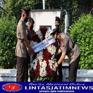 Peringati HUT Bhayangkara Ke 76, Polres Gresik Tabur Bunga di Taman Makam Pahlawan