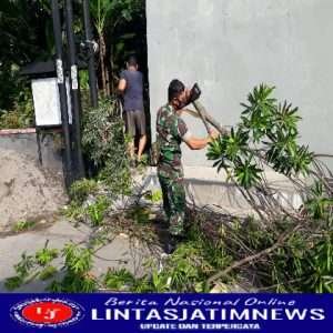 Wujudkan Lingkungan Yang Bersih Dan Bebas Covid-19, Babinsa Laweyan Bersama Warga Bersihkan Lingkungan
