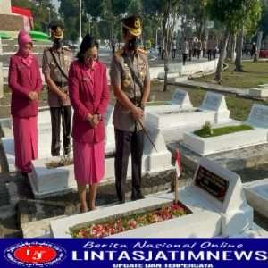 Ziarah Makam Pahlawan dalam rangka Hari Bhayangkara, Kapolda Jatim Sempatkan Berdoa di Makam Sang Kakek yang merupakan Pejuang Kemerdekaan