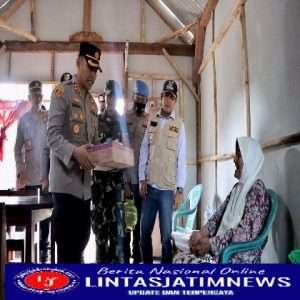 Polisi Peduli, Polres Probolinggo Bantu Renovasi Rumah Mbah Monco yang Sebatang Kara