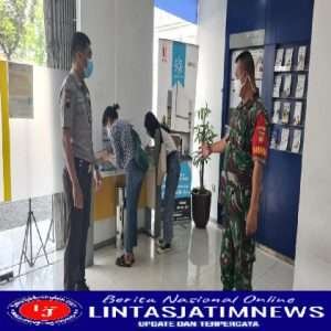 Tertibkan Prokes Covid-19 Babinsa Kelurahan Jajar Sambangi Bank Mandiri Surakarta