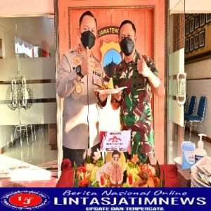 Tumpeng dari Dandim 0726/Sukoharjo di HUT Polri ke 76 di Mapolres Sukoharjo