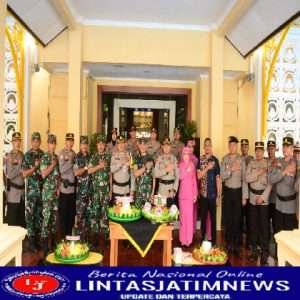 HUT Bayangkara Ke 76, Dandim 0801/Pacitan Bersama Unsur Forkopimda Beri Kejutan Kapolres Pacitan