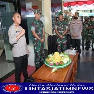 Dandim 0812  Lamongan Beri Kejutan Dalam HUT Bhayangkara ke-76 di Polres Lamongan