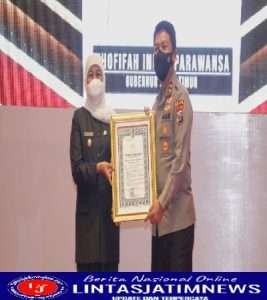 Gubernur Jatim Terima Penganugrahan Pin Emas dan Penghargaan dari Kapolri