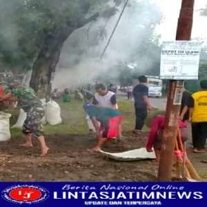 Bersama Warga, Babinsa Koramil Kwadungan Kerja Bakti Bersihkan Lingkungan