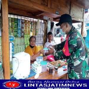Tegakkan Prokes Dimasa PPKM, Babinsa Panularan Bagikan Masker dan Edukasi Masyarakat