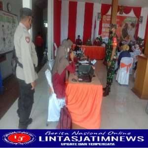 Dukung Percepatan Vaksin Babinsa Aktif Dampingi Warga Saat Vaksinasi