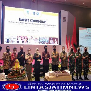 Dipenghujung Rakor GTR Agraria, Kapolda Jatim Dapat Kejutan Kue Tart dan Tumpeng HUT Bhayangkara-76 dari Gubernur Jatim