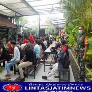 Babinsa Kelurahan Keprabon Bersama Bhabinkamtibmas Awasi PPKM di Wilayah Binaan