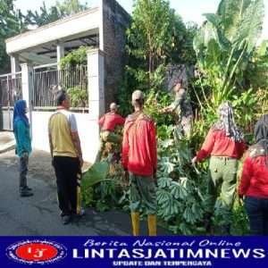 Hindari Penyebaran Covid-19, Babinsa Gandeng Tim Saberling Resik-resik Lingkungan