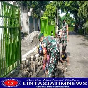 Babinsa Koramil Bringin Bantu Masyarakat Melaksanakan Kegiatan Gotong Royong Pembuatan Jalan