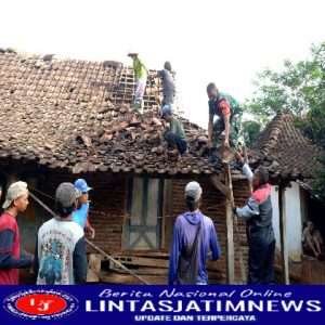 Di Tengah Kesibukan Sehari hari, Babinsa Patalan Sempatkan Bantu Perbaiki Rumah Warga