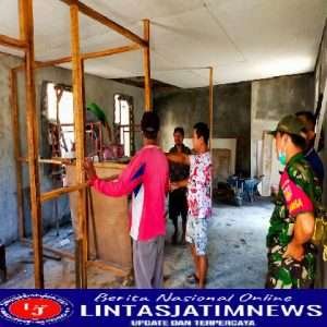 Bersama Masyarakat, Koramil 04/Jebres Gotong Royong Karya Bhakti Rehab Rumah Warga