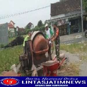 Sukseskan Ketahanan Pangan, Babinsa Jatirejo Ikut Karya Bakti Bangun Irigasi