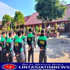 Tanamkan Jiwa Disiplin,Babinsa Koramil Kedunggalar Berikan Pelatihan PBB Kepada Pemuda Ansor