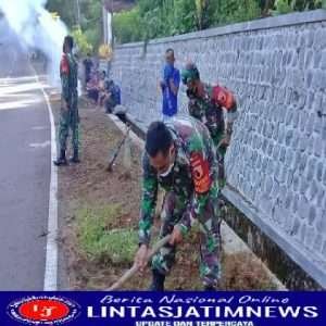 Koramil 0801/04 Tegalombo Ajak Warga Bersihkan  Lingkungan