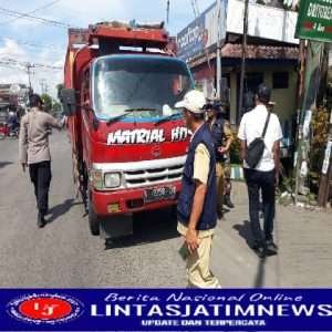 Antisipasi PMK, Polres Gresik Gelar Penyekatan Angkutan Hewan di Perbatasan