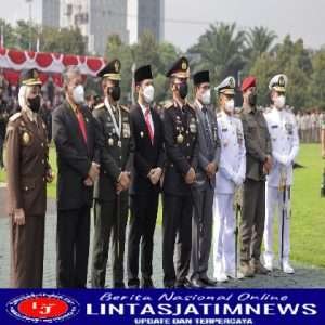 Upacara Hari Bhayangkara ke 76 di Lapangan Mapolda Jatim, terpusat secara virtual dari Akpol dengan Inspektur Upacara Presiden Joko Widodo