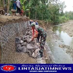 Antisipasi Longsor Babinsa Repaking Bantu Pasang Bronjong