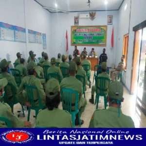 BabinsaKoramil 0805/ 09 Kendal Berikan Wasbang Kepada Linmas