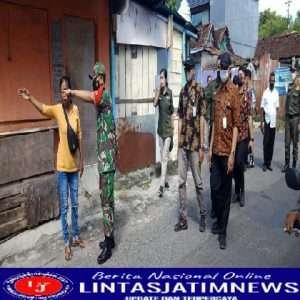 Babinsa Bersama Bhabinkamtibmas Dampingi Petugas BPPKAD Dalam Pemasangan Pamflet