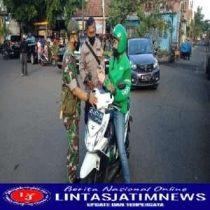 Sinergitas Babinsa Bersama Bhabinkamtibmas Kepatihan Wetan Bagikan Nasi Jum’at Berkah Dan Berikan Himbuan Prokes