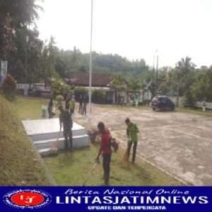 Babinsa Koramil 0801/08 Tulakan Jalin Kedekatan Dengan Warga Melalui Gotong Royong