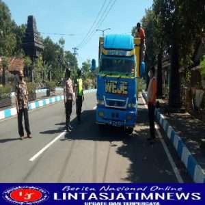 Cegah PMK, Babinsa Koramil 0801/11 Donorojo Perketat Penjagaaan Pos Penyekatan